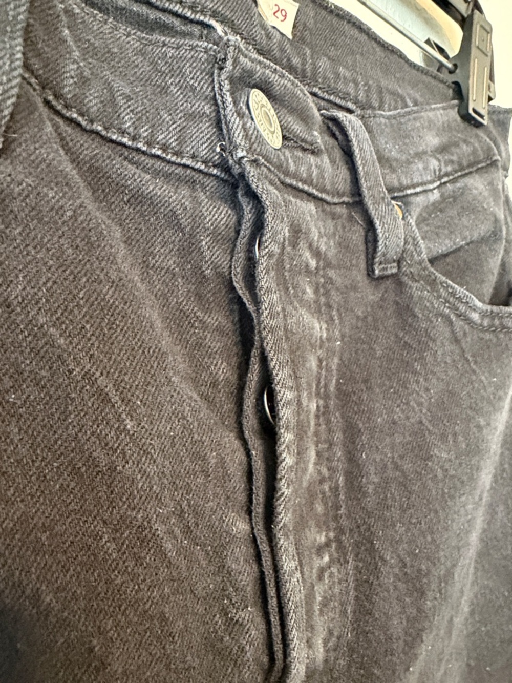 Levi’s Wedgie Straight Ankle Jeans in Black Heart - Picture 5 of 8